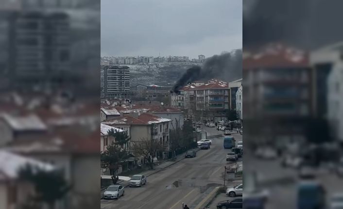 Ankara’da apartmanda çıkan yangınına ekiplerin müdahalesi sürüyor