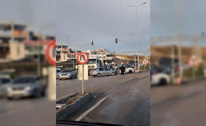 Ankara’da iki otomobil kafa kafaya çarpıştı
