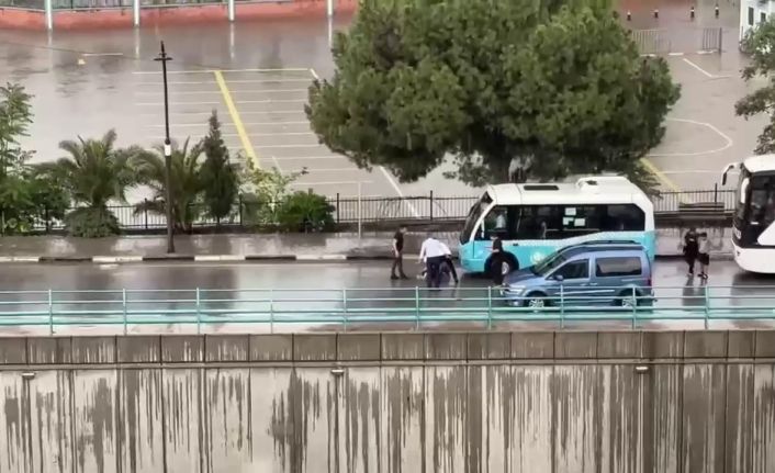 Aracın çarptığı 17 yaşındaki gencin yaralandığı kaza kamerada
