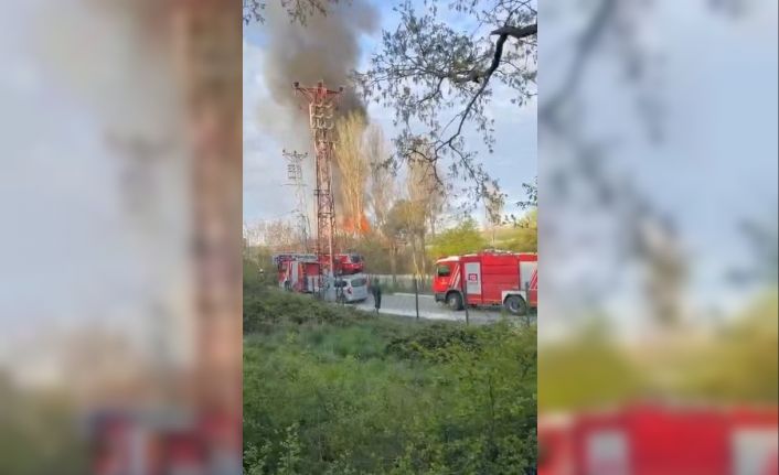 Arnavutköy’de gecekondu alev alev yandı