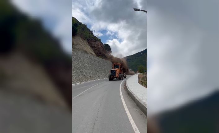 Artvin’de heyelan anı kameraya yansıdı: İş makinesi saniyelerle kurtuldu
