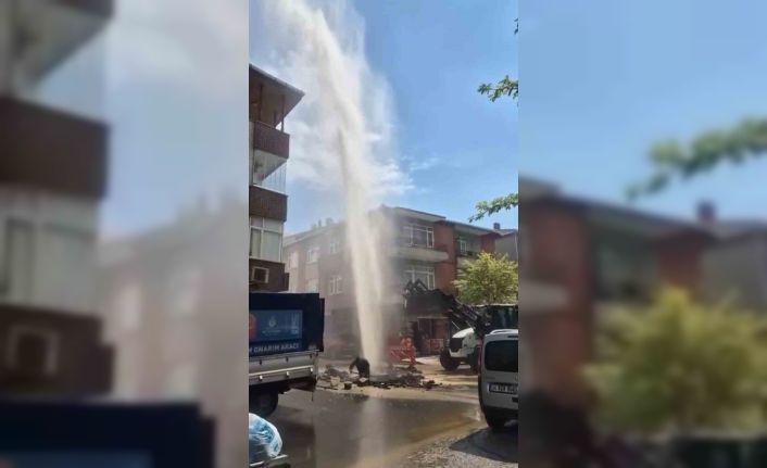 Ataşehir’de su borusu patladı, tazyikli su metrelerce havaya fışkırdı
