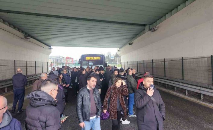Avcılar’da metrobüs bozuldu, vatandaşlar yolda kaldı