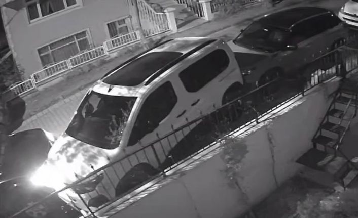Avcılar’da park halindeki 8 araca çarpan sürücü kaçtı
