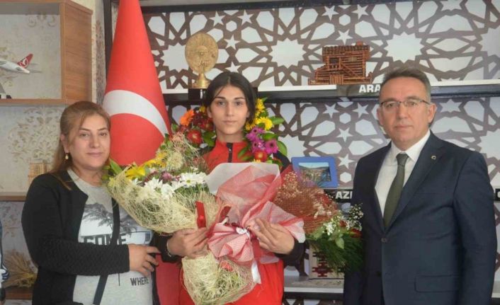 Avrupa şampiyonu olan milli sporcu memleketinde çiçeklerle karşılandı