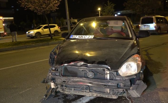 Aydınlatma direği ve bariyerlere çarpan otomobilin sürücüsü yaralandı
