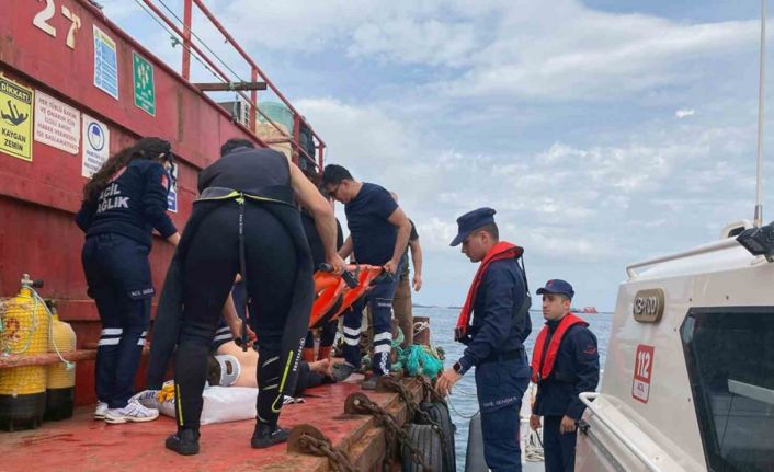 Balıkçı teknesinde yaralanan vatandaşı Sahil Güvenlik ekipleri tahliye etti
