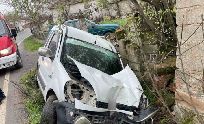 Balıkesir’de şarampole uçan otomobilin sürücüsü yaralandı