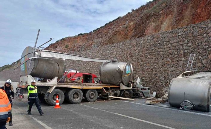 Balıkesir’de süt tankeri drenaj duvarına çarptı; 1 ölü