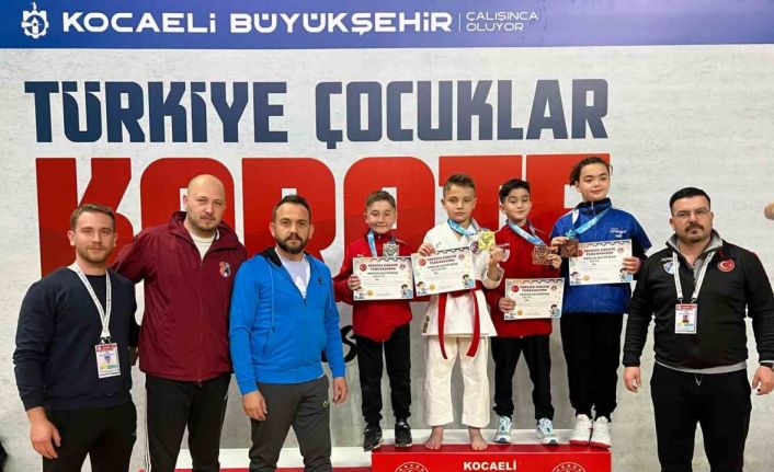 Balıkesirli minik karateci Türkiye ikincisi oldu