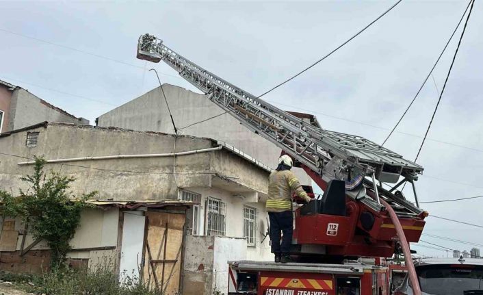Başakşehir’de tadilat yapılan çatı alev alev yandı