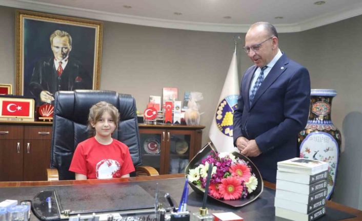 Başkan Akın, koltuğunu minik başkanlara devretti