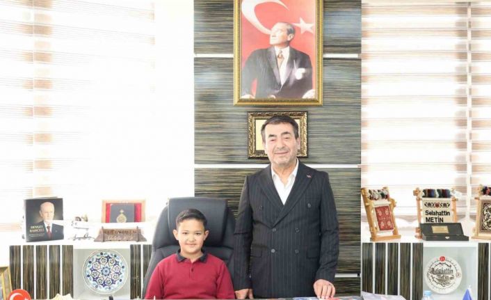 Başkan Metin koltuğunu şehit yeğenine devretti