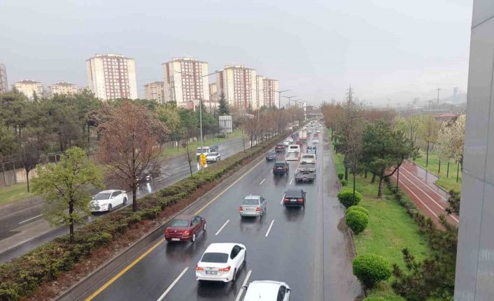 Başkentte etkisini gösteren yağış trafiğe neden oldu