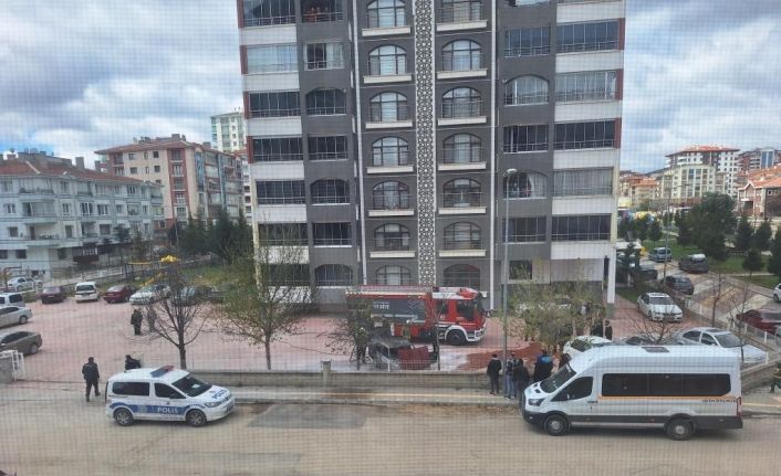 Başkentte facianın önüne geçildi: Park halindeki araç alev alev yandı