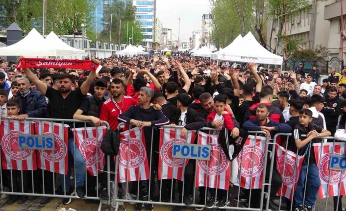 Batman’da taraftarlar Petrolspor maçını dev ekranda izledi