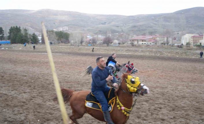 Bayburt’ta bayrama özel cirit: Ramazan Bayramı ciritle uğurlandı