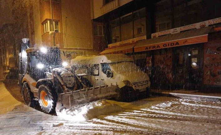 Bayburt’ta belediye ekipleri karla mücadele çalışmasını sürdürüyor
