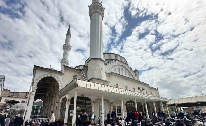 Bayram sonrası cuma namazı, yoğun katılımla kılındı