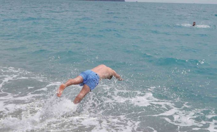 Bayram tatilinin son gününde Konyaaltı Sahili’ne akın ettiler