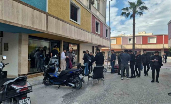 Berbere dükkanına girip selam iletti, silahla 2 kişiyi yaraladı