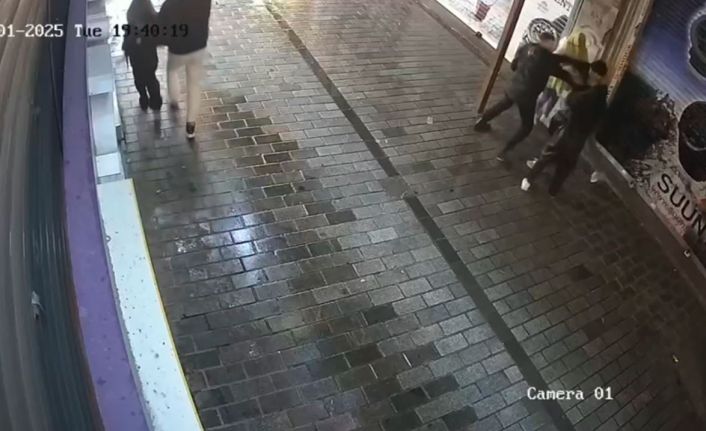 Beyoğlu’nda hareketli dakikalar: Kadına şiddet uygulayan şahsa bekçi müdahalesi