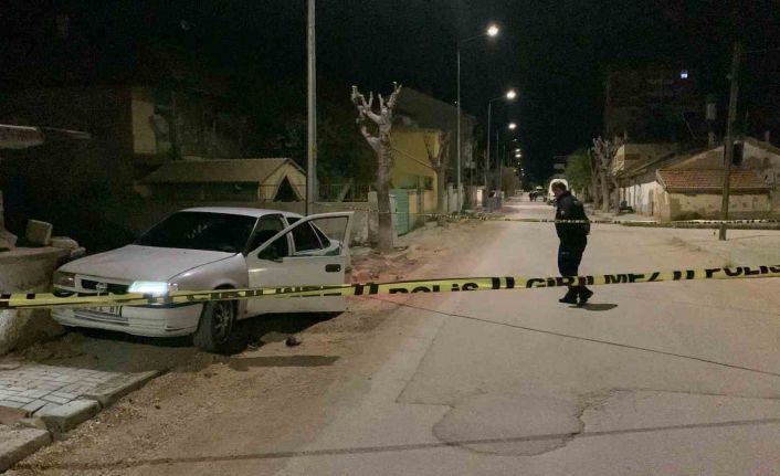 Bıçaklandıktan sonra aracıyla hastaneye giderken kaza yaptı: 1 ölü