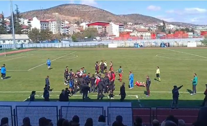 Bilecik’te amatör maçta ortalık karıştı!