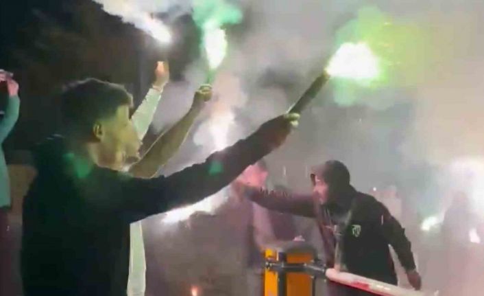Bir grup taraftar şampiyonluğu kutlamak için deplasmana gitti