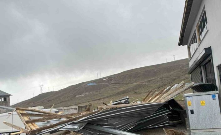 Bitlis’te fırtına çatıları uçurdu