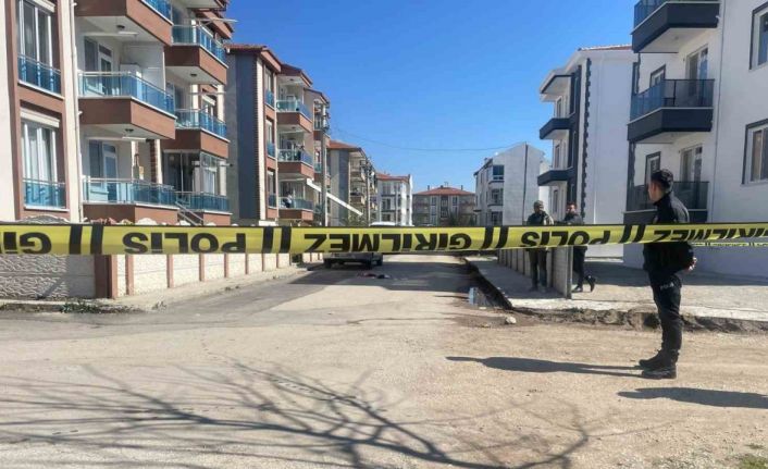 Boşanma aşamasındaki karısını sokak ortasında öldürdü