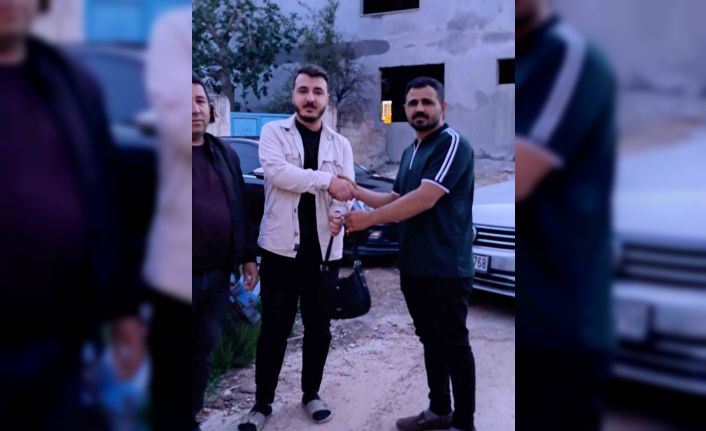 Bulduğu para ve ziynet dolu çantayı sahibine teslim etti