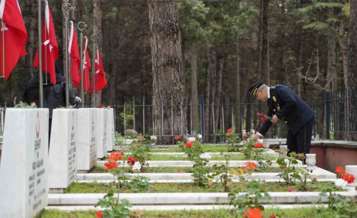 Burdur’da Polis Haftası dolayısıyla şehitlik ziyareti gerçekleştirildi