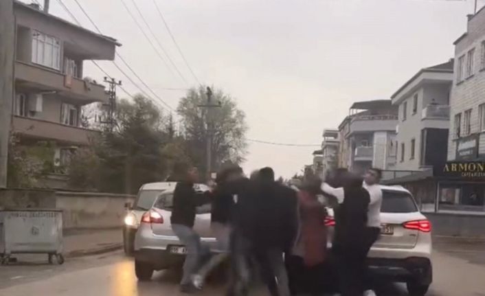 Bursa’da "yol verme" kavgası: Sürücüler ve yolcular birbirine girdi