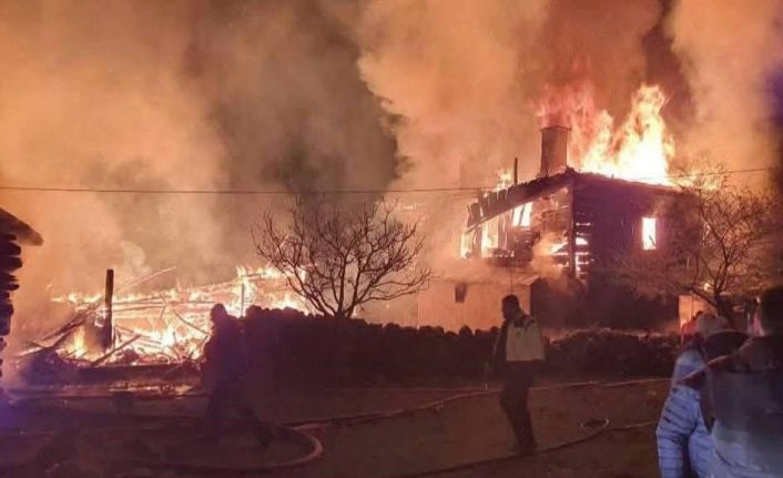 Çamlıdere’de çıkan yangında 4 ev 2 samanlık kullanılmaz hale geldi