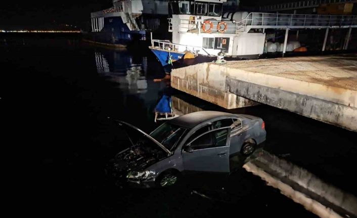 Çanakkale’de park halinde olan otomobil denize düştü