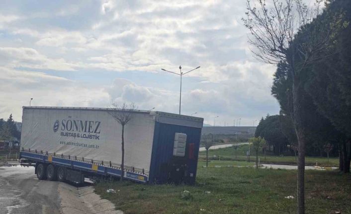 Çanakkale’de seyir halindeki tırın dorsesi çıktı