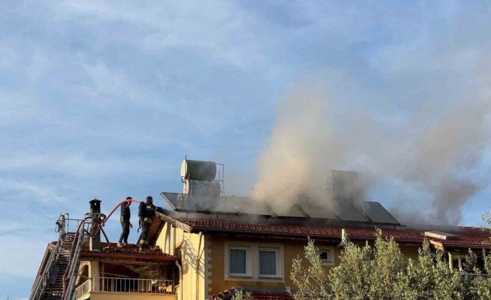Çatıda çıkan yangın evi sardı
