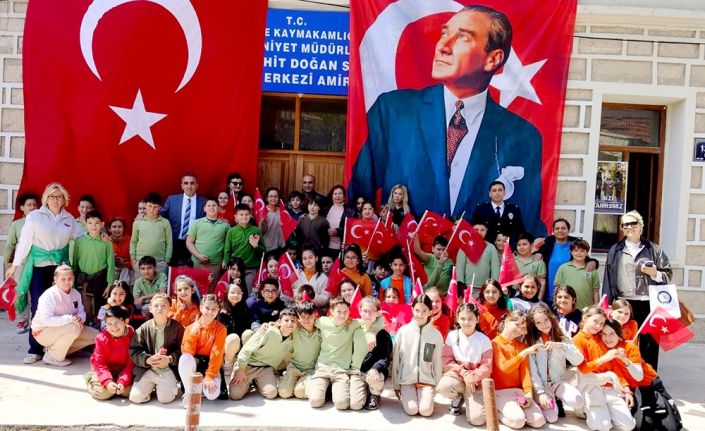 Çeşme’de minik kalplerden polislere anlamlı ziyaret