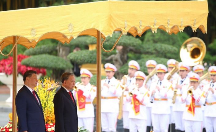 Çin Devlet Başkanı Jinping, Vietnam’da resmi törenle karşılandı
