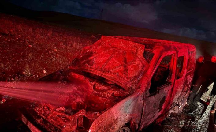 Cizre’de alevlere teslim olan hafif ticari araç kullanılmaz hale geldi