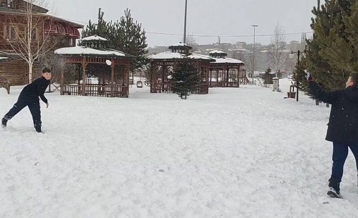 Çocuklar karın tadını kar topu ve futbol oynayarak çıkardı