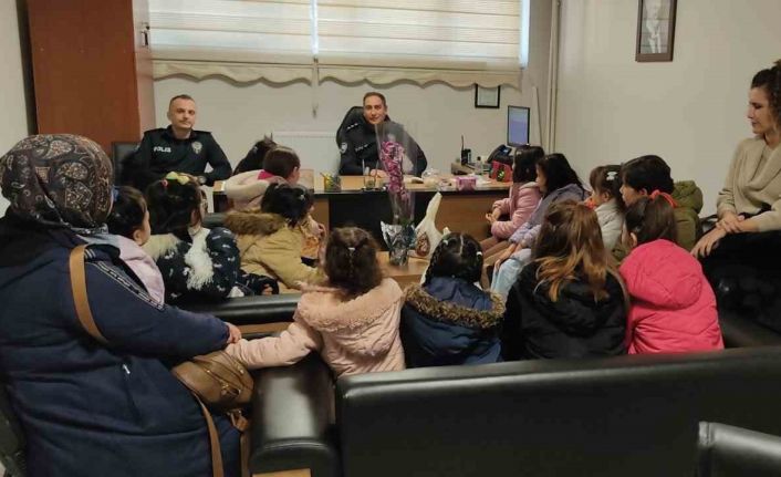 Çocuklar Polis Haftası’nda karakolu ziyaret etti