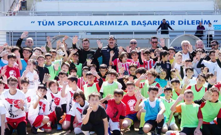 Çocukların turnuvasında başlama vuruşunu Başkan Kotan yaptı