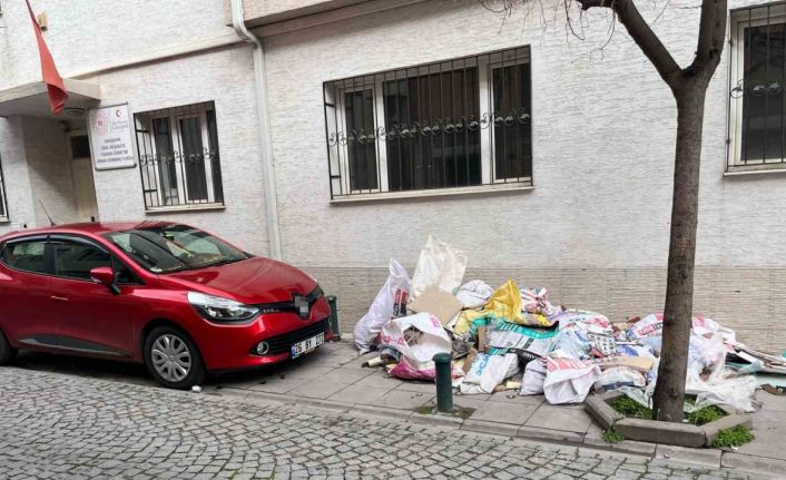Çöp yığını kaldırımı kapattı
