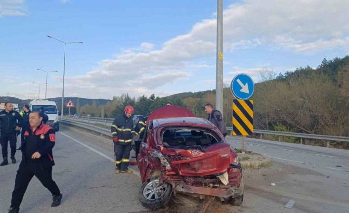 Çorumda iki otomobil çarpıştı: 3 yaralı