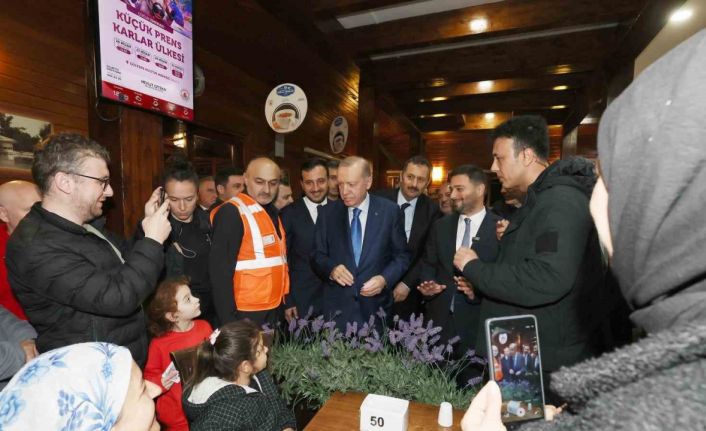 Cumhurbaşkanı Erdoğandan geceyi dışarda geçiren vatandaşları ziyaret
