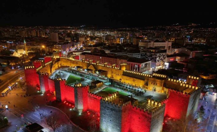 Cumhuriyet meydanı, otizm farkındalık rengi ile ışıklandırıldı