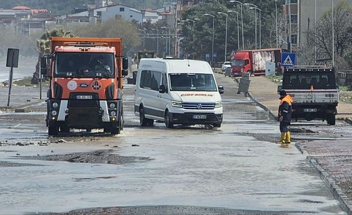 Dalgaların dövdüğü sahil yolunda hasar oluştu