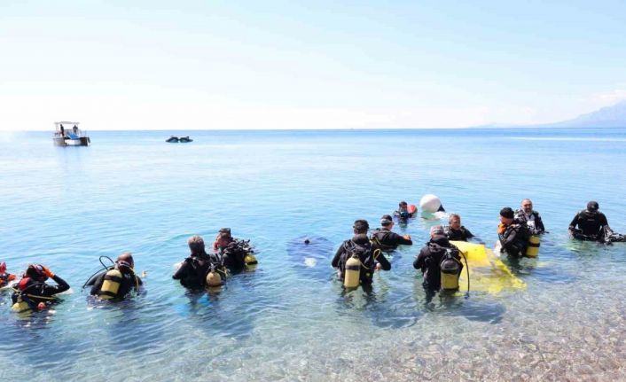 Dalgıçlar Konyaaltı Sahili’nden 80 kilogram atık çıkardı
